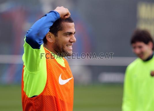 Dani Alves, somriu, durant el rondo. Fotos: Miguel Ruiz - FCB.