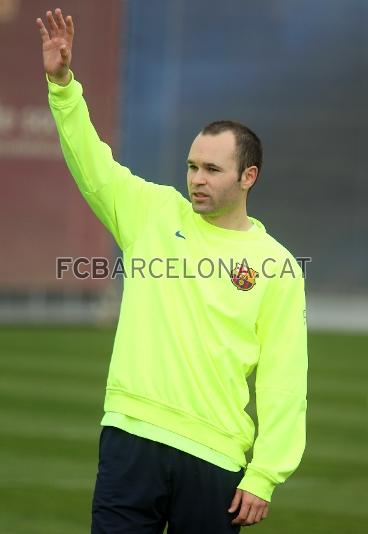 Andrs Iniesta, amb lel bra aixecat. Foto: Miguel Ruiz - FCB.