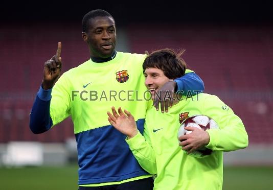 Tour abraa Leo Messi mentre senyala amb la m el nmero 1. Foto: Miguel Ruiz - FCB.