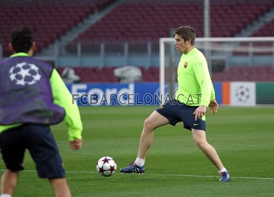 Fonts, central del Bara Atltic, se ha entrenado con el primer equipo. Foto: Miguel Ruiz - FCB.