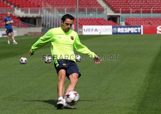 El migcampista Xavi damunt el terreny de joc. Foto: Miguel Ruiz - FCB.