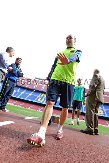 Iniesta abandonando el campo. Fotos. Miguel Ruiz - FCB.