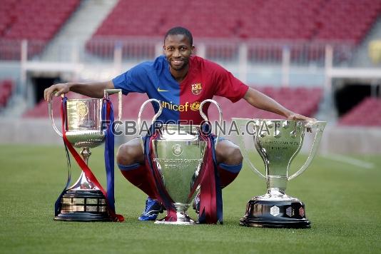 Posando contento con la Copa, la Liga y la Champions. Foto: Archivo FCB