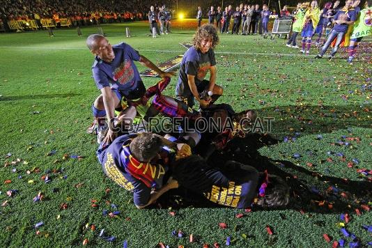 En el suelo, en la celebracin de la ltima Liga.