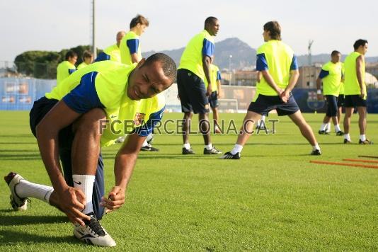 Thierry Henry es lliga les botes abans de sortir a entrenar.