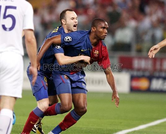 Abrazado por Iniesta despus de marcar el primer gol de la final de Champions en Roma ante el Manchester United (2-0).