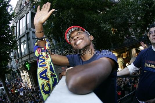 Saludando a la aficin en la ra por las calles de Barcelona para celebrar la consecucin del triplete.