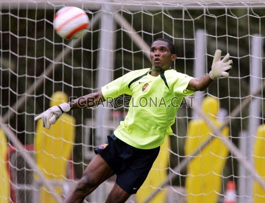 Provant les seves habilitats com a porter durant un entrenament.