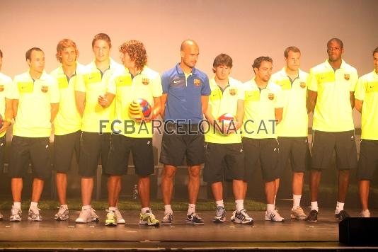 Guardiola, flanquedo por Puyol, Messi i Xavi, entre otros, en el The Montalban Theatre