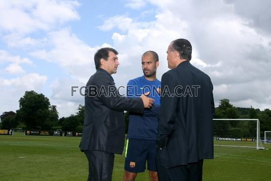 Joan Laporta ha visitado hoy la concentracin blaugrana. En la foto, hablando con Josep Guardiola y Rafael Yuste