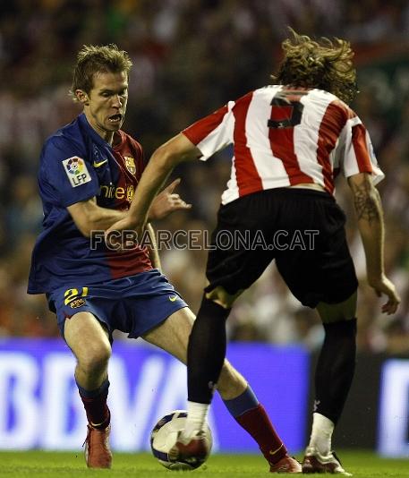 Intentando zafarse de un rival en el Athletic-Bara (0-1)