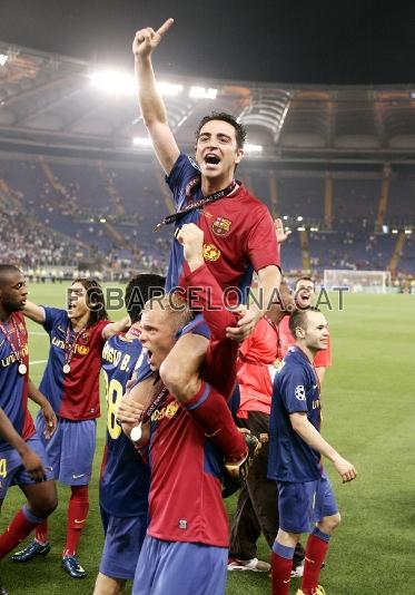 Con la Champions en el bolsillo, Gudjohnsen levant a Xavi, uno de los hroes de Roma.