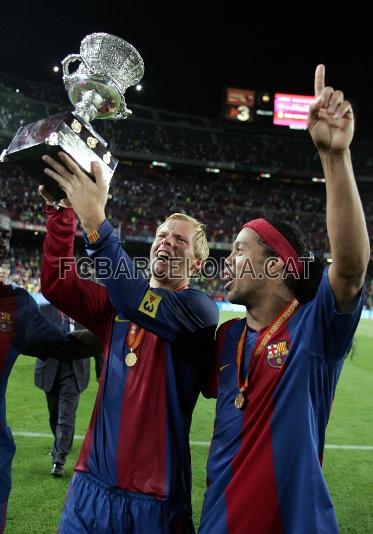 Gudjohnsen, amb Ronaldinho, aixecant la Supercopa d'Espanya 2006/07.