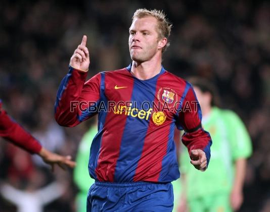 Gudjohnsen celebra un gol, en el Camp Nou, contra el Murcia.