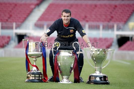 Jorquera fotografindose con la Liga, la Copa y la Liga de Campeones.