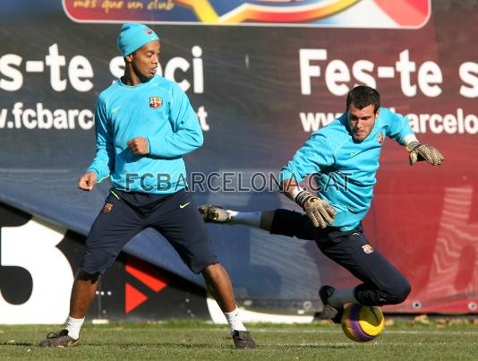 Jorquera amb Ronaldinho durant un entrenament.