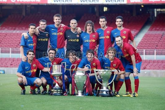 Jorquera con los jugadores de la cantera y el triplete.