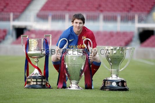 Messi, el millor jugador del mn, posa amb el triplet. Va ser el mxim golejador de la temporada 2009/10 i va marcar a les finals de Copa i Champions.