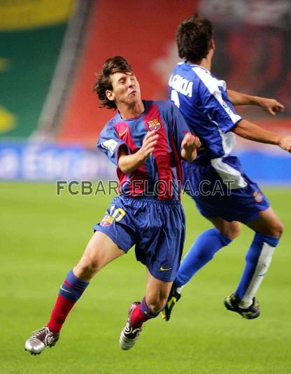 Debuta al primer equip, en partit oficial, en un derbi a Montjuc, el 16 d'octubre del 2004 (0-1).