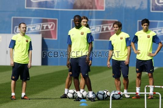 Diversos membres del primer equip durant la sessi d'entrenament