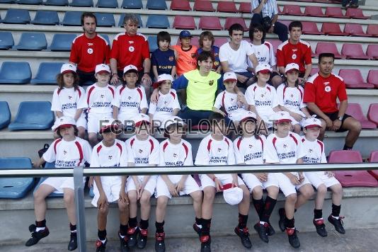 Leo Messi amb els jugadors de l'equip benjam d'Estudiantes de la Plata