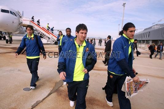 La plantilla aterrizava en la capital de Navarra poco antes de las 11:30 horas. (Fotos: Miguel Ruiz, FCB)