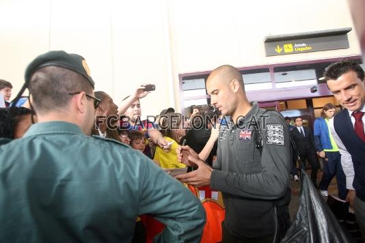 Unas 200 personas han recibido al equipo. (Fotos: Miguel Ruiz, FCB)