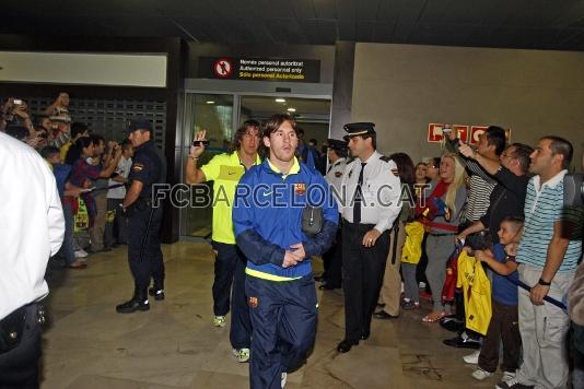 La plantilla ha estat rebuda a l'aeroport per prop de 400 persones. Fotos: Miguel Ruiz (FCB)