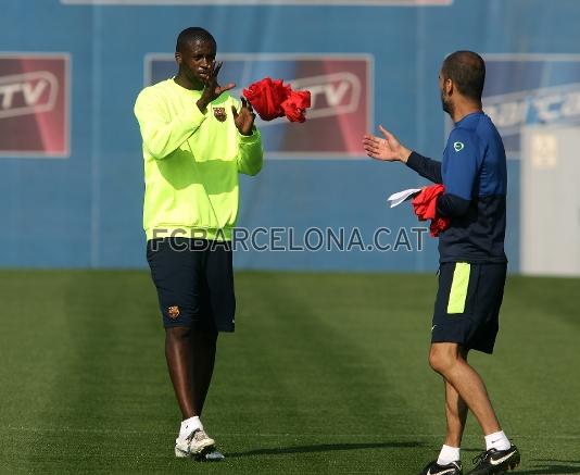 Tour y Guardiola, con dos petos. (Foto: Miguel Ruiz - FCB)