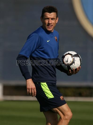 Juan Carlos Unzu, amb la pilota. (Foto: Miguel Ruiz - FCB)