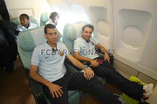 Sergio Busquets y Xavi, en el interior del avin.