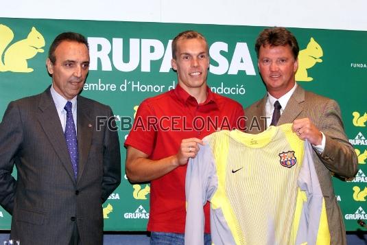 Robert Enke, el da de su fichaje con el Bara al lado de Louis Van Gaal y Joan Gaspar. Foto: Miguel Ruiz (FCB)