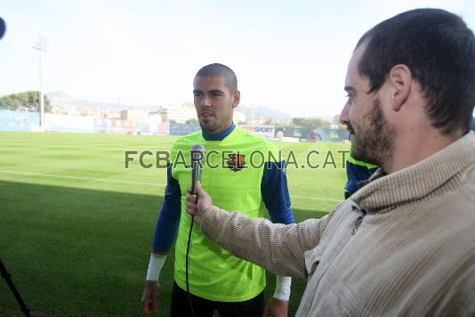 Los jugadores han grabado, antes del entrenamiento, un mensaje de nimo para los participantes de la XII edicin de la marcha del Special Olympics. (Foto: Miguel Ruiz - FCB)