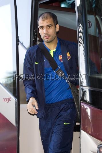 Guardiola, bajando del autocar. (Foto: lex Caparrs)