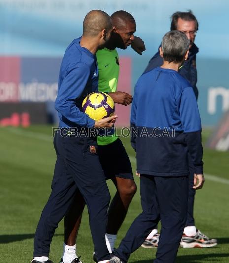 Abidal ha sido felicitado despus de que el mircoles se anunciase la ampliacin de su contrato hasta el 2012. (Fotos: Miguel Ruiz - FCB)