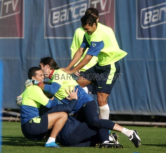 Bon ambient en la sessi preparatria que ha tingut lloc a la Ciutat Esportiva Joan Gamper. (Fotos: Miguel Ruiz - FCB)