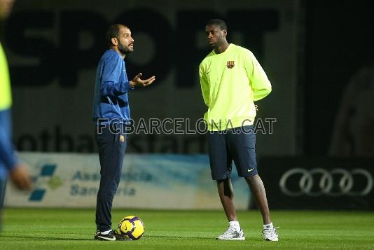 Tour, que junto con Henry se ha quedado haciendo recuperacin en vestuarios, ha saltado al campo para conversar con Josep Guardiola. (Fotos: Miguel Ruiz, FCB)