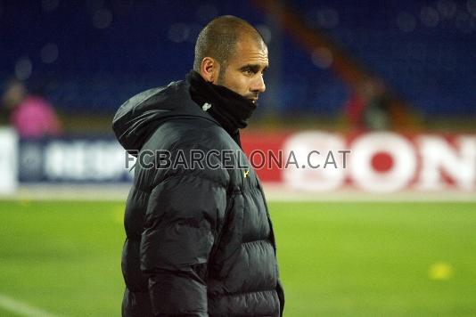 Guardiola, atento. (Foto: Miguel Ruiz - FCB)