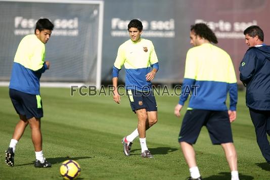 Fins a sis jugadors del planter han participat en l'entrenament que ha tingut lloc a la Ciutat Esportiva Joan Gamper.  (Fotos: Miguel Ruiz, FCB)