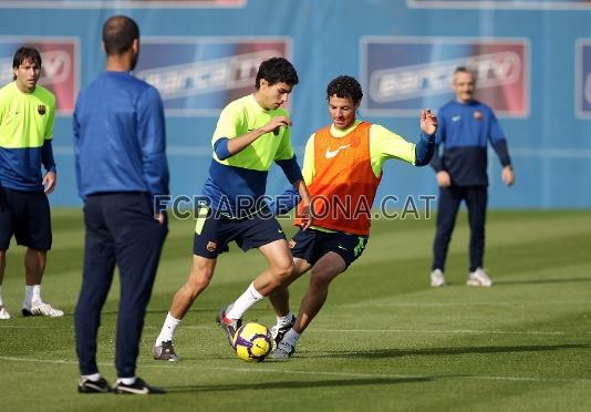 La plantilla ha fet un exercici de conservaci de la pilota.  (Fotos: Miguel Ruiz, FCB)