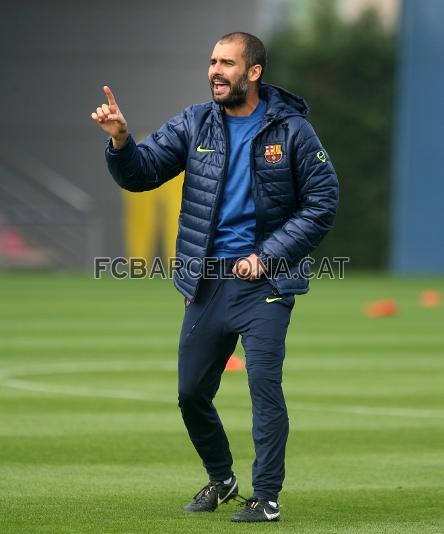 Guardiola dna instruccions als seus jugadors. (Foto: Miguel Ruiz, FCB)