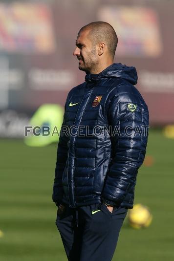 Guardiola observa a sus jugadores.