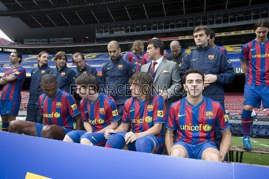 L'equip situant-se per fer-se la fotografia. Foto: Miguel Ruiz / lex Caparrs (FCB)