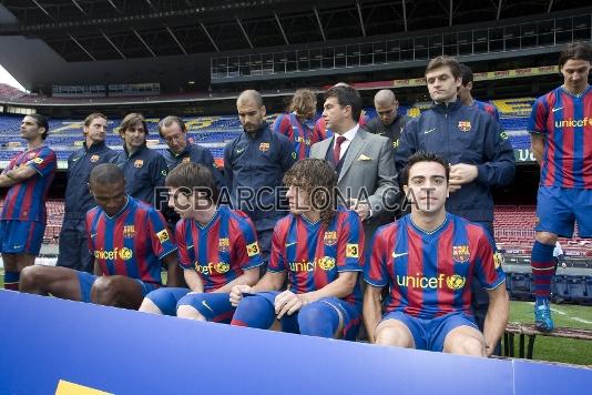 El equipo situndose para hacerse la fotografa. Foto: Miguel Ruiz / lex Caparrs (FCB)