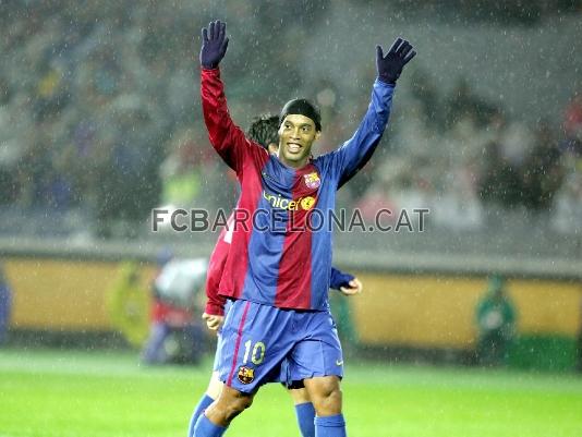 Ronaldinho, celebrant el seu gol, que va significar el 0-3. Foto: arxiu FCB.