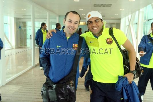 Iniesta i Alves, abans de volar cap a Bilbao. (Foto: Miguel Ruiz - FCB)