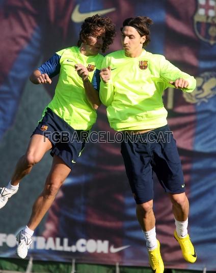 Puyol e Ibrahimovic, en un ejercicio. (Foto: Miguel Ruiz - FCB)