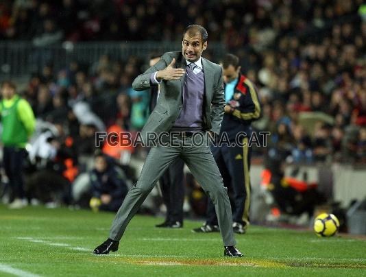 Guardiola, muy expresivo, en el partido de la Liga 2009/10 en casa ante el Villarreal (1-1). Foto: archivo FCB.