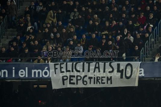 En el partit a casa davant el Mlaga l'afici va voler felicitar el tcnic pel seu 40 aniversari. el Foto: arxiu FCB.