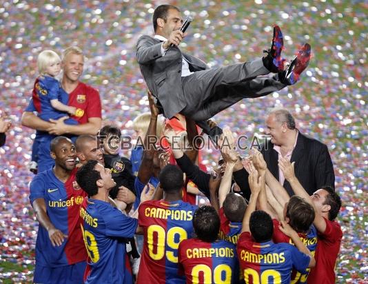 Celebraci de la primera Lliga del Bara de Guardiola. Va coincidir amb el partit de Lliga al Camp Nou davant l'Osasuna. Foto: arxiu FCB.